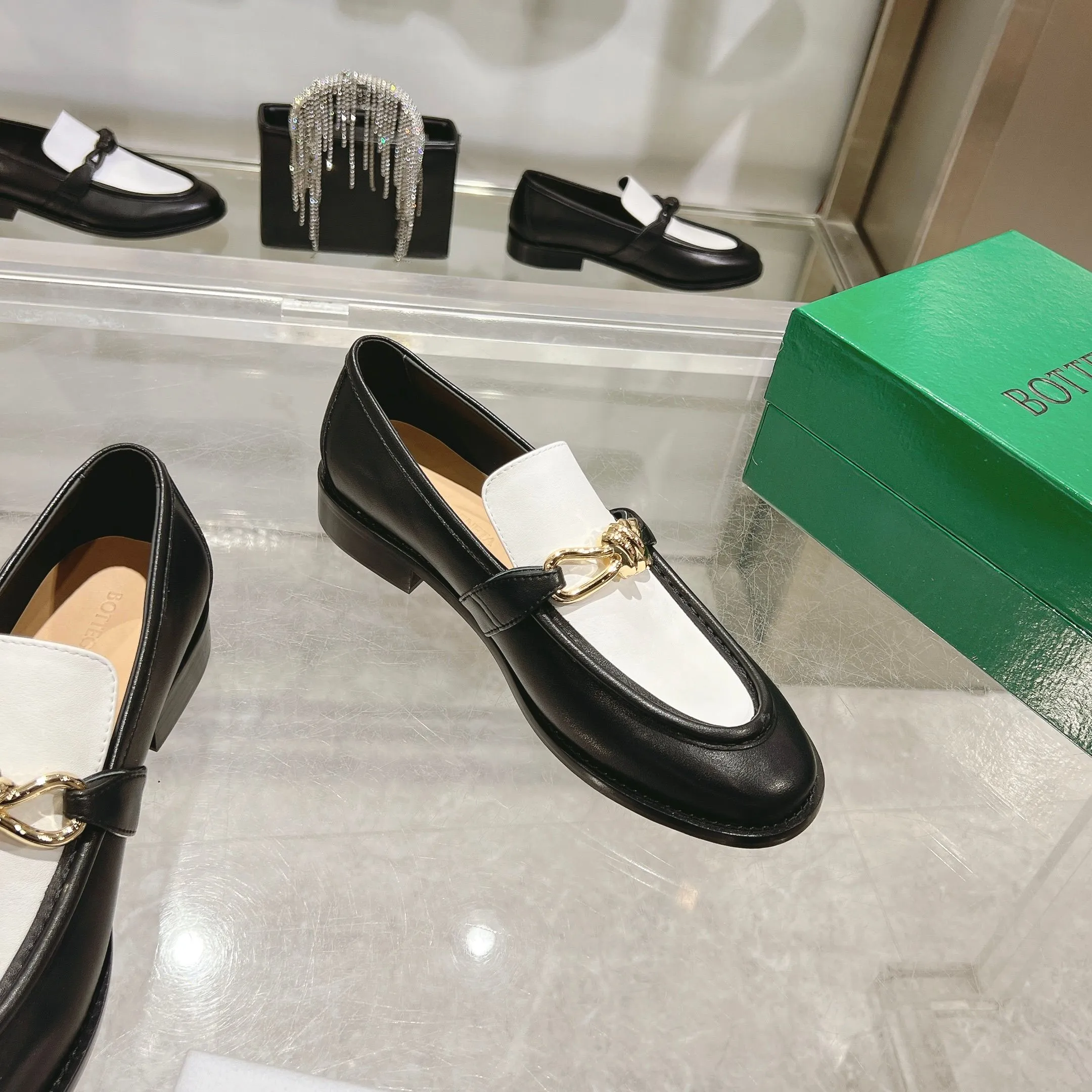 [BV] Top P: 820💰 Couple size: female 35-39 (female 40 custom-made) male 39-44 (38.45 non-refundable) Bottega Veneta 2025 counter synchronization style! Small round toe loafers! Imported leather outsole! High-grade cashmere! Solid color Niuli! Original board developed leather buckle